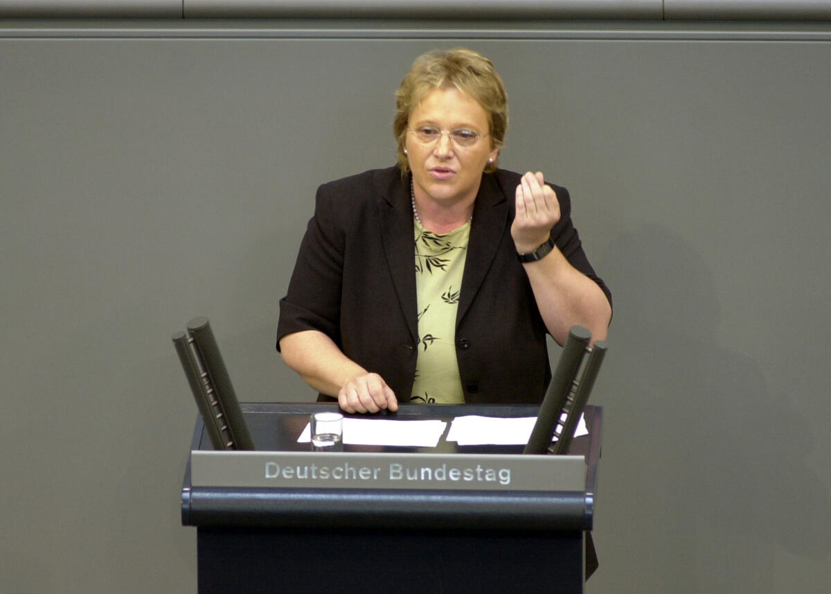 Kressl, Nicolette Nicolette Kressl, SPD, MdB, Rede im Deutschen Bundestag, 48. Bundestagssitzung.; Bundestagsabgeordnete, Abgeordnete, Rednerpult, Plenum