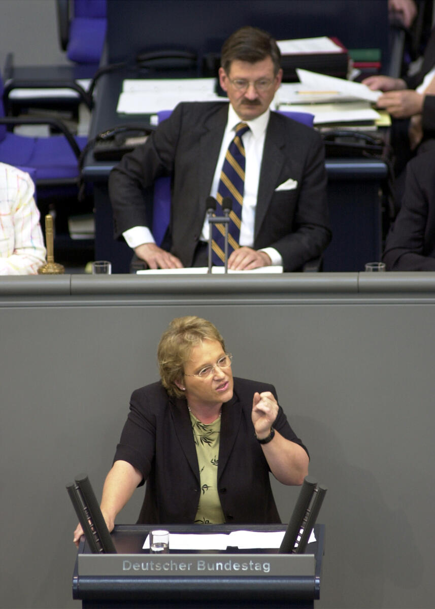 Kressl, Nicolette; Solms, Hermann Otto Nicolette Kressl, SPD, MdB, Rede im Deutschen Bundestag, 48. Bundestagssitzung.; Vorsitz: Bundestagsvizepräsident Dr. Hermann Otto Solms, FDP.; Bundestagsabgeordnete, Abgeordnete, Rednerpult, Vizepräsident, Plenum