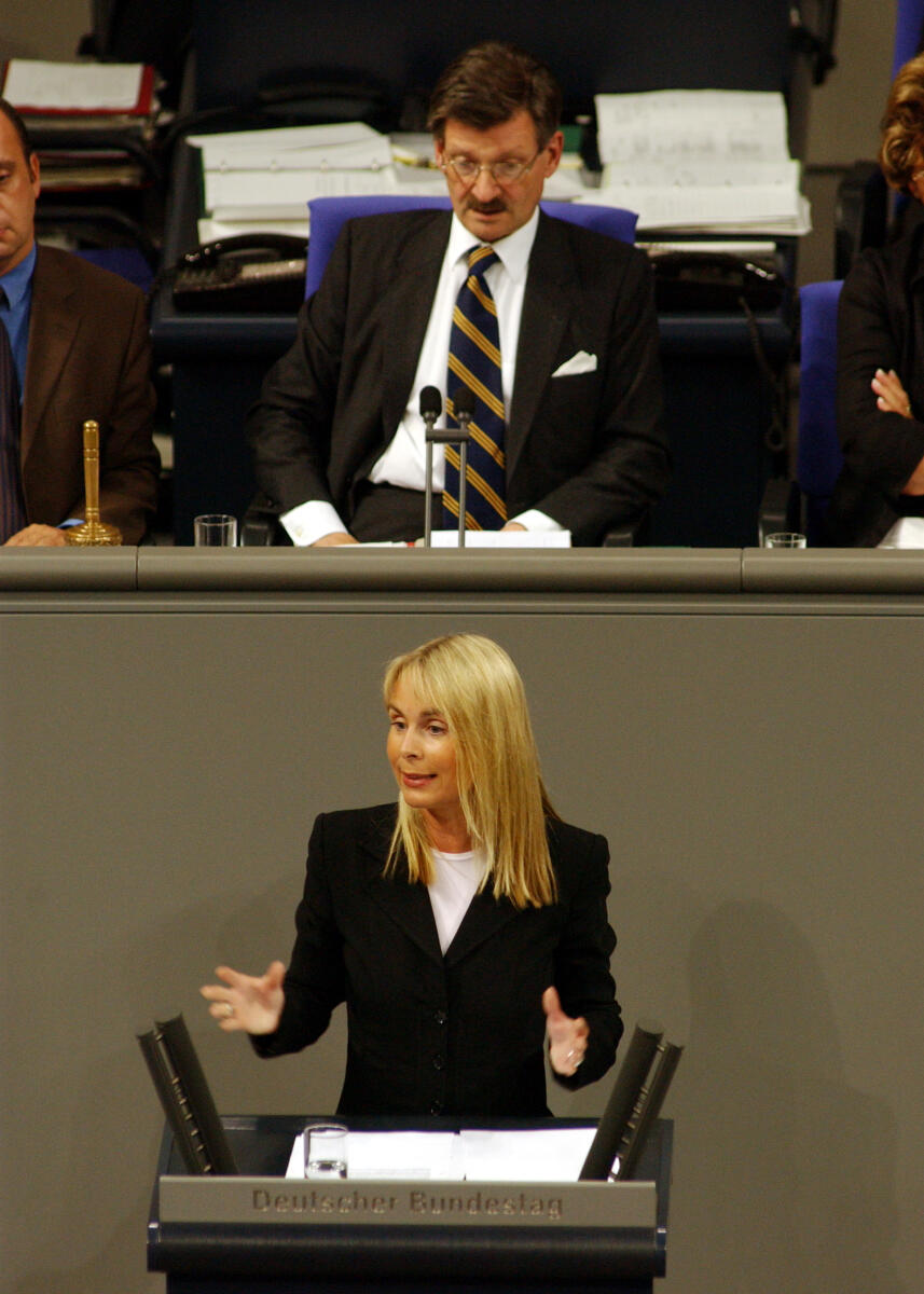Krogmann, Martina; Solms, Hermann Otto Dr. Martina Krogmann, CDU/CSU, MdB, Rede im Deutschen Bundestag, 48. Bundestaggsitzung.; Vorsitz: Bundestagsvizepräsident Dr. Hermann Otto Solms, FDP.; Bundestagsabgeordnete, Abgeordnete, Rednerpult, Plenum, Vizepräsident