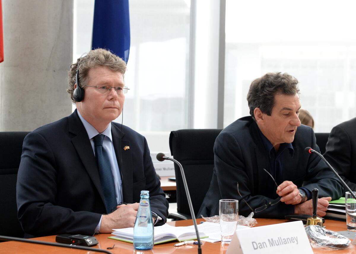 Dan Mullaney, (li), US-Chefunterhändler für das EU-Handelsabkommen Transatlantic Trade and Investment Partnership (TTIP), ist zu Gast beim Ausschuss des Deutschen Bundestages für Wirtschaft und Energie. Klaus Barthel, (re), SPD, stellvertretender Vorsitzender des Ausschusses, leitet die Sitzung. Barthel, Klaus; Mullaney, Dan Dan Mullaney, (li), US-Chefunterhändler für das EU-Handelsabkommen Transatlantic Trade and Investment Partnership (TTIP), ist zu Gast beim Ausschuss des Deutschen Bundestages für Wirtschaft und Energie. Klaus Barthel, (re), SPD, stellvertretender Vorsitzender des Ausschusses, leitet die Sitzung.
