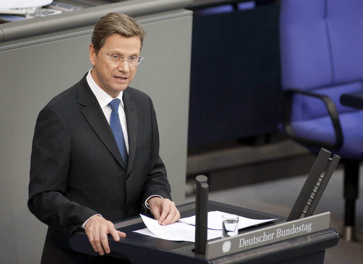 Guido Westerwelle , FDP , Bundesaussenminister und Vizekanzler, spricht im Bundestag . Westerwelle, Guido Guido Westerwelle , FDP , Bundesaussenminister und Vizekanzler, spricht im Bundestag .