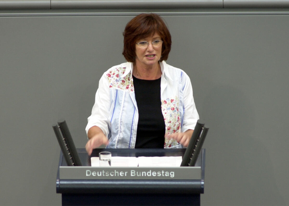 Kumpf, Ute Ute Kumpf, SPD, MdB, Rede im Deutschen Bundestag, 54. Bundestagssitzung.; Bundestagsabgeordnete, Abgeordnete, Rednerpult, Plenum
