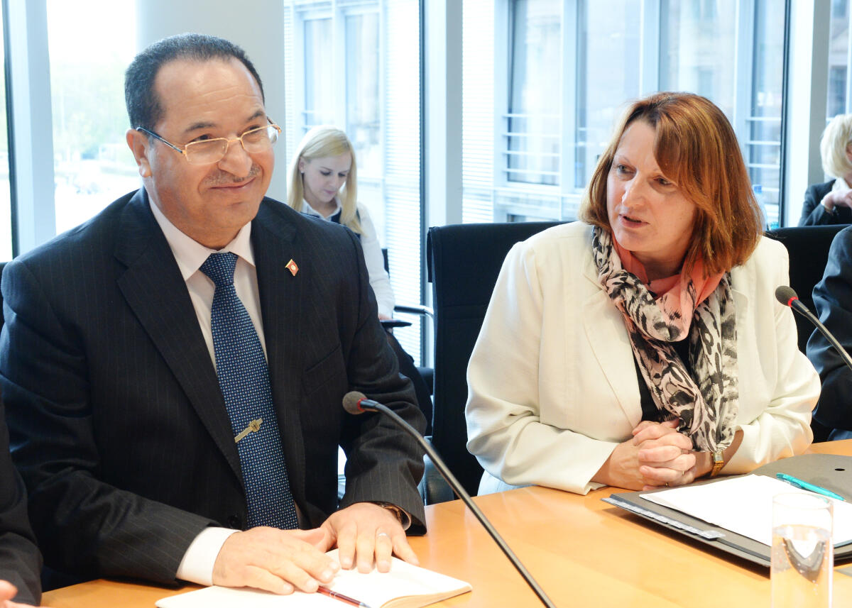 Brehmer, Heike; Mnif, Néjib Heike Brehmer, CDU/CSU, Vorsitzende des Tourismusausschusses des Deutschen Bundestages, begrüßt den Botschafter der Republik Tunesien, S. E. Néjib Mnif, der an einer Ausschusssitzung teil nimmt.