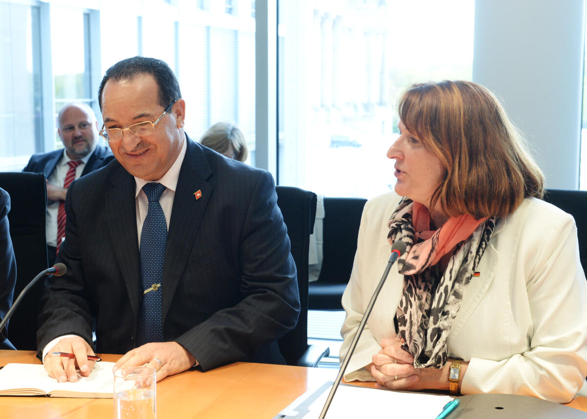 Brehmer, Heike; Mnif, Néjib Heike Brehmer, CDU/CSU, Vorsitzende des Tourismusausschusses des Deutschen Bundestages, begrüßt den Botschafter der Republik Tunesien, S. E. Néjib Mnif, der an einer Ausschusssitzung teil nimmt.