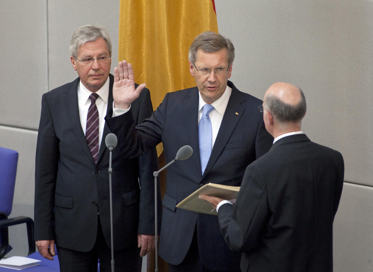 Böhrnsen, Jens; Lammert, Norbert Vereidigung von Bundespräsident Christian WULFF (Mitte), CDU , im Reichstag. Links Jens Böhrnsen , SPD , Bundesratspraesident und Buergermeister von Bremen , und Prof. Dr. Norbert Lammert , CDU/CSU , Bundestagspräsident .