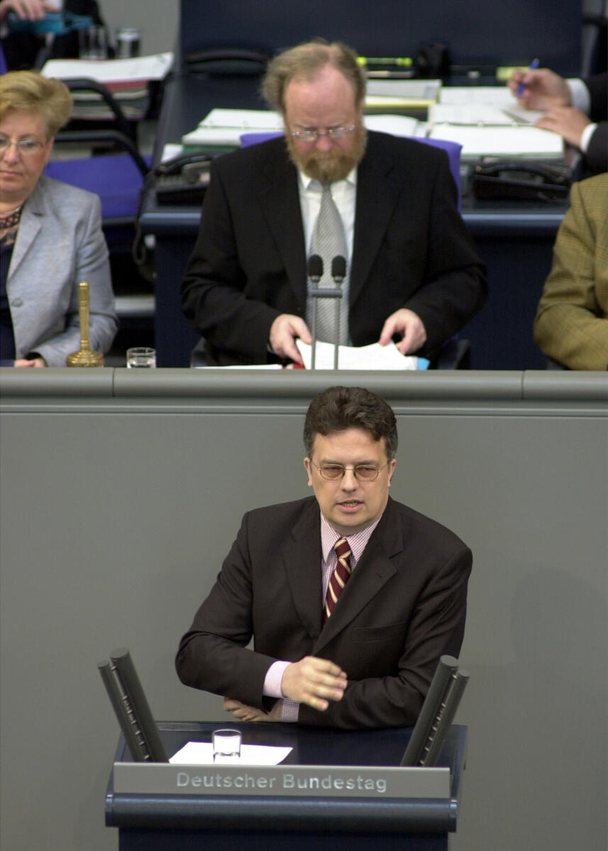 Löning, Markus; Thierse, Wolfgang Markus Löning, FDP, MdB, Rede im Deutschen Bundestag.; Vorsitz: Bundestagspräsident Wolfgang Thierse, SPD.; Bundestagsabgeordneter, Abgeordneter, Rednerpult, Vizepräsident, Plenum