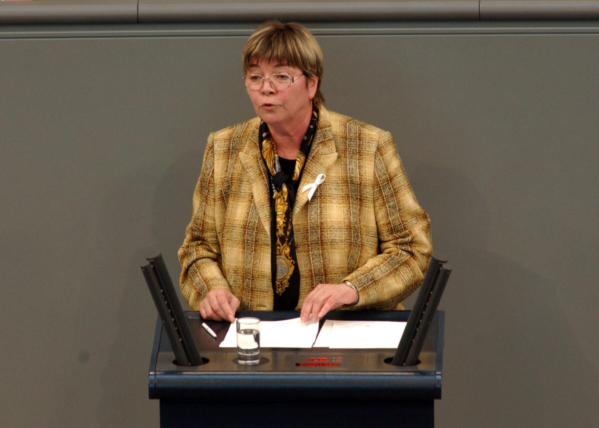 Lotz, Erika Erika Lotz, SPD, MdB, Rede im Deutschen Bundestag.; Bundestagsabgeordnete, Abgeordnete, Rednerpult, Plenum