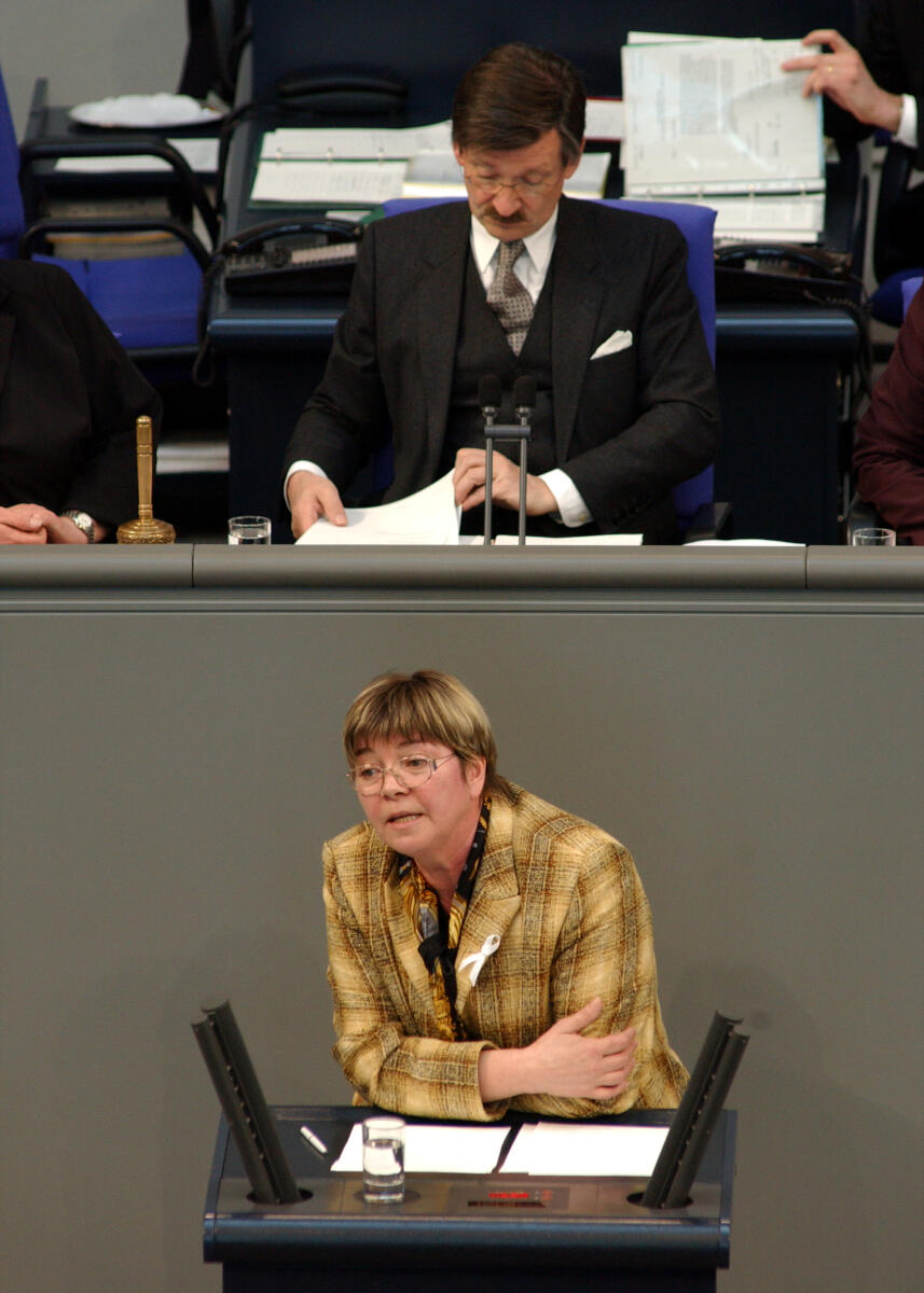 Rede, Erika Lotz, SPD, MdB, Rede im Deutschen Bundestag.; Vorsitz: Bundestagsvizepräsident Dr. Hermann Otto Solms.; Bundestagsabgeordnete, Abgeordnete, Rednerpult, Vizepräsident, Plenum Lotz, Erika; Solms, Hermann Otto Rede, Erika Lotz, SPD, MdB, Rede im Deutschen Bundestag.; Vorsitz: Bundestagsvizepräsident Dr. Hermann Otto Solms.; Bundestagsabgeordnete, Abgeordnete, Rednerpult, Vizepräsident, Plenum