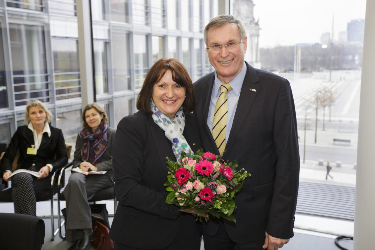 Brehmer, Heike; Singhammer, Johannes Konstituierung der Ausschüsse des 18. Deutschen Bundestages: Bundestagsvizepräsident Johannes Singhammer, CDU/CSU, MdB, und die Vorsitzende des Ausschusses für Tourismus Heike Brehmer, CDU/CSU, MdB, während der ersten Sitzung.; Sitzung, Ausschuss, Tourismus, Brehmer, Singhammer, Vizepräsident