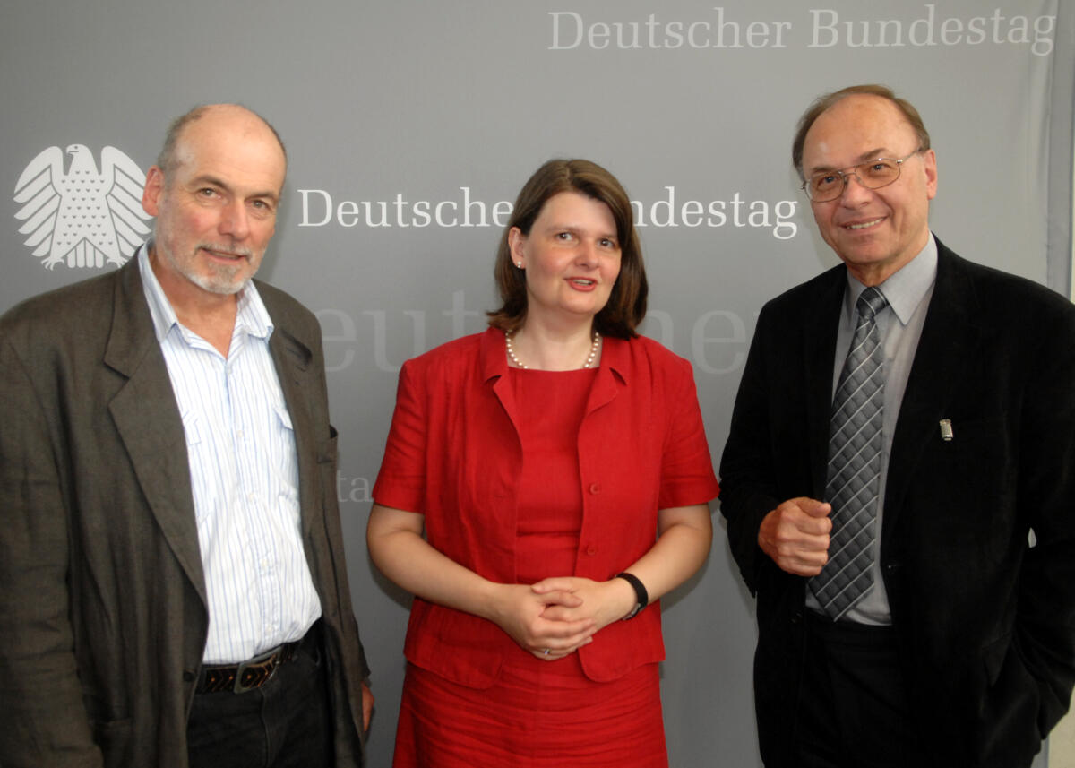 Die Vorsitzende des 1.UA Dr. Maria Flachsbarth zusammen mit den beiden geladenen Sachverständigen, li.: Jürgen Kreusch, re.: Prof. Dr. Wernt Brewitz Flachsbarth, Maria; Kreusch, Jürgen; Brewitz, Wernt Die Vorsitzende des 1.UA Dr. Maria Flachsbarth zusammen mit den beiden geladenen Sachverständigen, li.: Jürgen Kreusch, re.: Prof. Dr. Wernt Brewitz