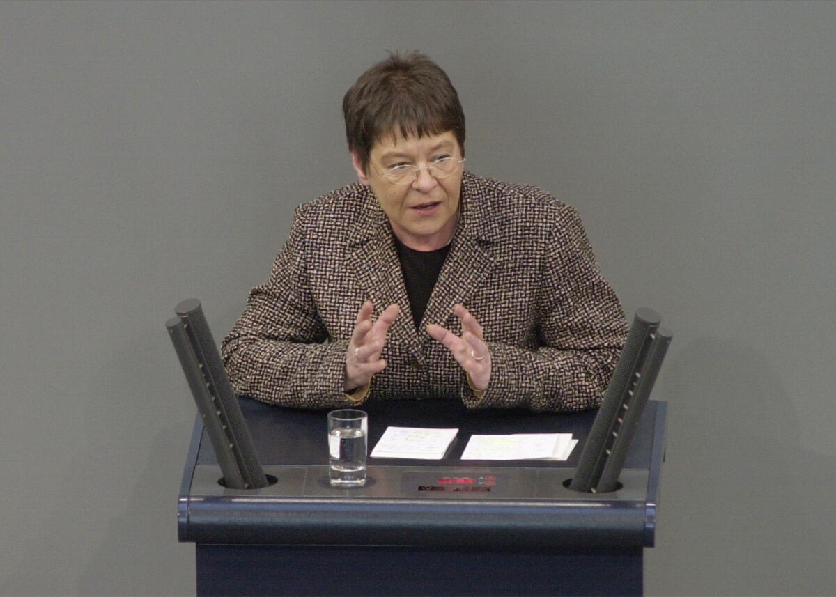 Mertens, Angelika Angelika Mertens, SPD, MdB, Rede im Deutschen Bundestag, 31. Bundestagssitzung.; Bundestagsabgeordnete, Abgeordnete, Rednerpult, Plenum