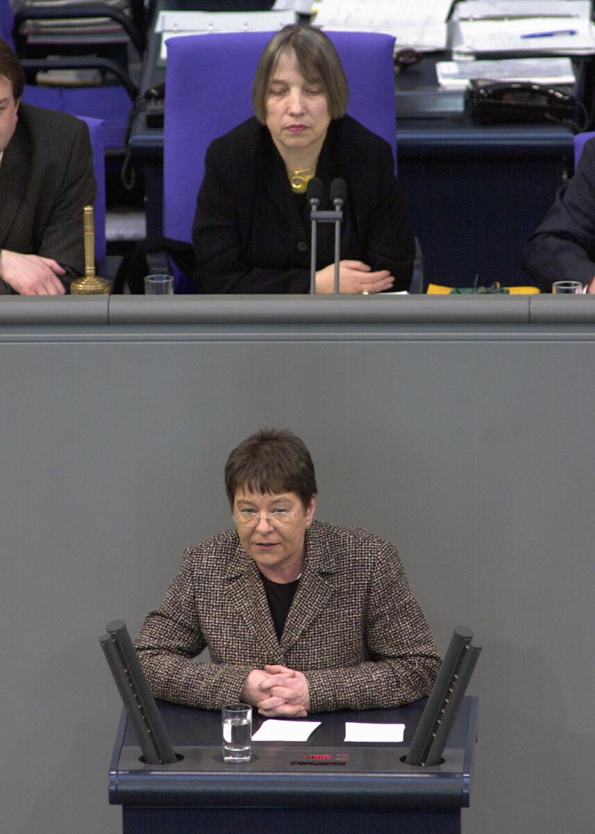 Angelika Mertens, SPD, MdB, Rede im Deutschen Bundestag,31. Bundestagssitzung.; Vorsitz: Bundestagsvizepräsidentin Dr. Antje Vollmer, Bündnis 90/Die Grünen, 31. Bundestagsabgeordnete, Abgeordnete, Rednerpult, Vizepräsidentin, Plenum Mertens, Angelika; Vollmer, Antje Angelika Mertens, SPD, MdB, Rede im Deutschen Bundestag,31. Bundestagssitzung.; Vorsitz: Bundestagsvizepräsidentin Dr. Antje Vollmer, Bündnis 90/Die Grünen, 31. Bundestagsabgeordnete, Abgeordnete, Rednerpult, Vizepräsidentin, Plenum