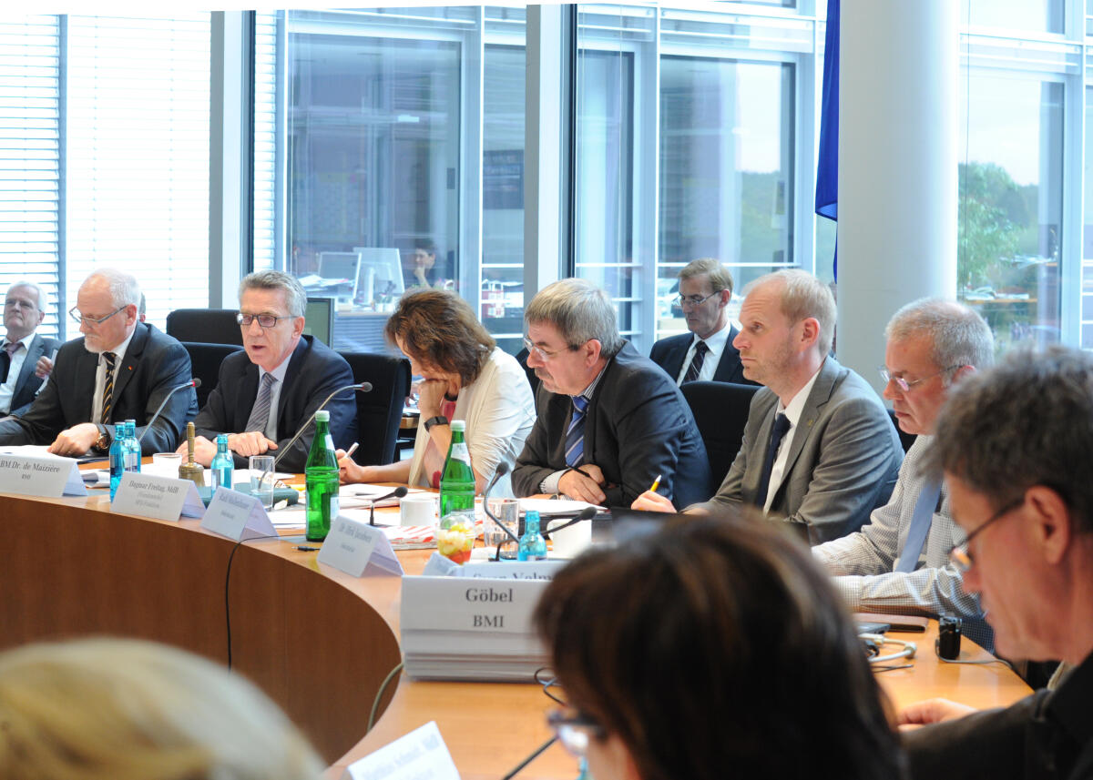 Der Bundesminister des Inneren, Dr. Thomas de Maizière, (2.v.li), CDU/CSU, ist zu Gast beim Sportausschuss des Deutschen Bundestages. Dagmar Freitag, (3.v.li), SPD, Vorsitzende des Ausschusses, leitet die Sitzung.; Übersicht. Freitag, Dagmar; Maizière, Thomas de Der Bundesminister des Inneren, Dr. Thomas de Maizière, (2.v.li), CDU/CSU, ist zu Gast beim Sportausschuss des Deutschen Bundestages. Dagmar Freitag, (3.v.li), SPD, Vorsitzende des Ausschusses, leitet die Sitzung.; Übersicht.