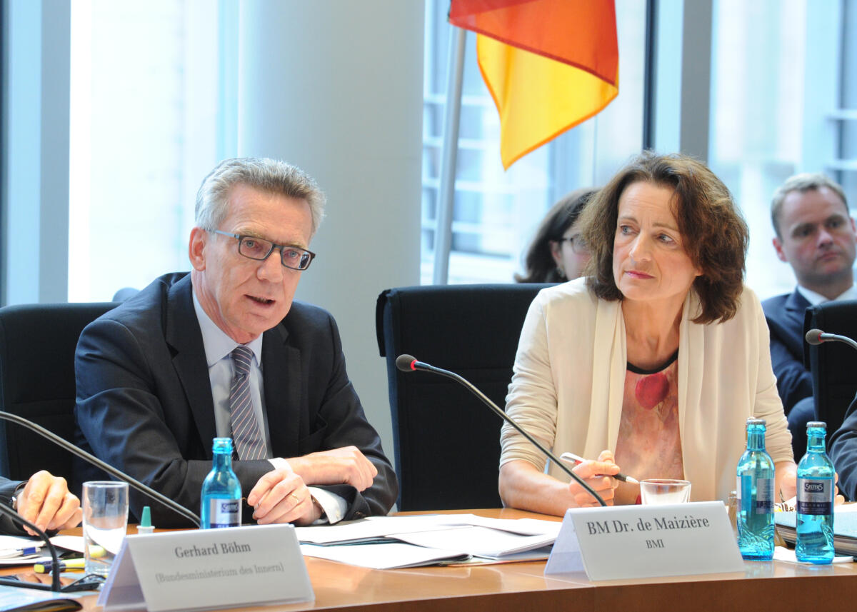 Der Bundesminister des Inneren, Dr. Thomas de Maizière, CDU/CSU, ist zu Gast beim Sportausschuss des Deutschen Bundestages. Dagmar Freitag, SPD, Vorsitzende des Ausschusses, leitet die Sitzung. Freitag, Dagmar; Maizière, Thomas de Der Bundesminister des Inneren, Dr. Thomas de Maizière, CDU/CSU, ist zu Gast beim Sportausschuss des Deutschen Bundestages. Dagmar Freitag, SPD, Vorsitzende des Ausschusses, leitet die Sitzung.