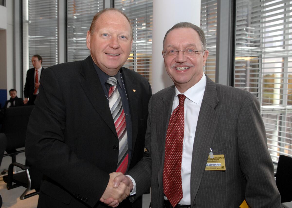 Klaus Brähmig, (li), CDU/CSU, Vorsitzender des Tourismusauschusses des Deutschen Bundestages, begrüßt den Präsidenten des Bauernverbandes, Gerd Sonnleitner, (re), in der Ausschusssitzung. Brähmig, Klaus; Sonnleitner, Gerd Klaus Brähmig, (li), CDU/CSU, Vorsitzender des Tourismusauschusses des Deutschen Bundestages, begrüßt den Präsidenten des Bauernverbandes, Gerd Sonnleitner, (re), in der Ausschusssitzung.