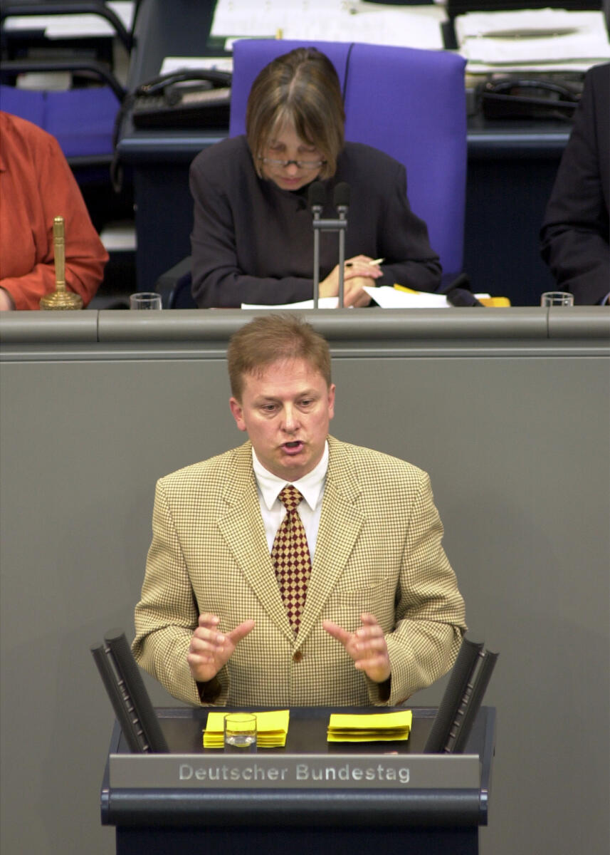 Henry Nitzsche, CDU/CSU, MdB, Rede im Deutschen Bundestag, 46. Bundestagssitzung, TOP 3, Regierungserklärung und anschliessende Debatte Verbraucherschutz.; Vorsitz: Bundestagsvizepräsidentin Dr. Antje Vollmer, Bündnis 90/Die Grünen.; Bundestagsabgeordneter, Abgeordneter, Rednerpult, Vizepräsidentin, Plenum Nitzsche, Henry; Vollmer, Antje Henry Nitzsche, CDU/CSU, MdB, Rede im Deutschen Bundestag, 46. Bundestagssitzung, TOP 3, Regierungserklärung und anschliessende Debatte Verbraucherschutz.; Vorsitz: Bundestagsvizepräsidentin Dr. Antje Vollmer, Bündnis 90/Die Grünen.; Bundestagsabgeordneter, Abgeordneter, Rednerpult, Vizepräsidentin, Plenum