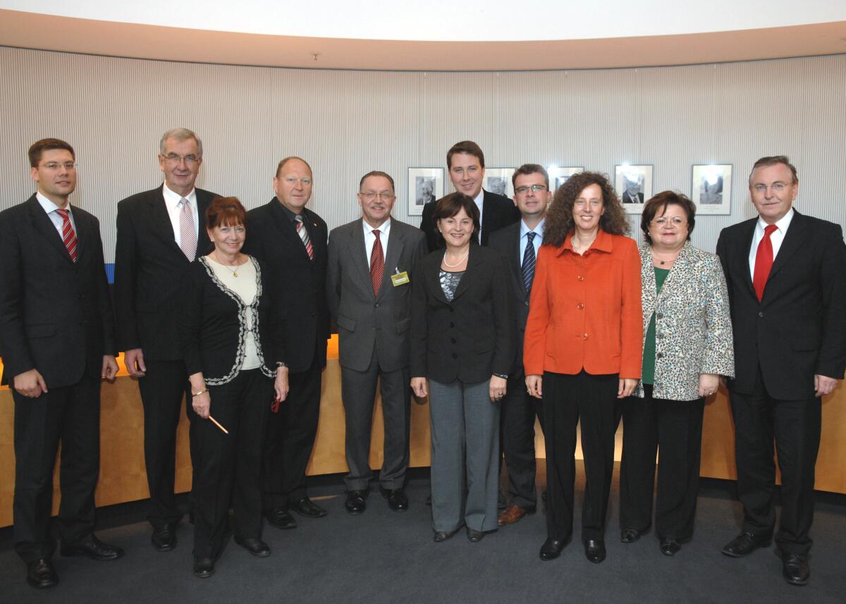 Klaus Brähmig, (4.v.li), CDU/CSU, Vorsitzender des Tourismusauschusses des Deutschen Bundestages, empfängt den Präsidenten des Bauernverbandes, Gerd Sonnleitner, (5.v.li), in der Ausschusssitzung. Hier Gruppenfoto mit den Obleuten der einzelnen Fraktionen im Ausschuss. Brähmig, Klaus; Sonnleitner, Gerd Klaus Brähmig, (4.v.li), CDU/CSU, Vorsitzender des Tourismusauschusses des Deutschen Bundestages, empfängt den Präsidenten des Bauernverbandes, Gerd Sonnleitner, (5.v.li), in der Ausschusssitzung. Hier Gruppenfoto mit den Obleuten der einzelnen Fraktionen im Ausschuss.