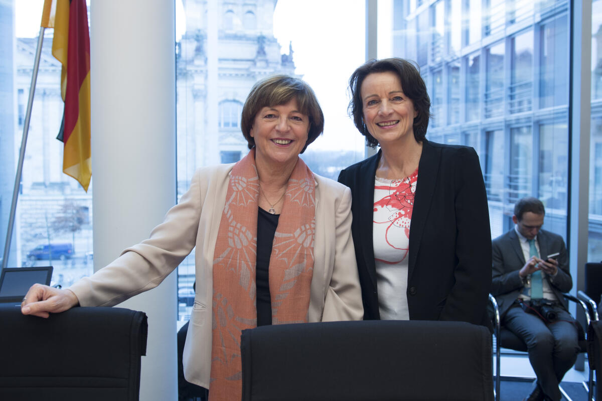 Schmidt, Ulla; Freitag, Dagmar Vizepräsidentin des Deutschen Bundestages Ulla Schmidt, SPD, MdB, (links), und die Vorsitzende des Sportausschusses Dagmar Freitag, SPD, MdB, (rechts),  bei der Konstituierenden Sitzung des Sportausschusses.; Sportausschuss, Ausschuss, Konstituierung, Konstituierende Sitzung