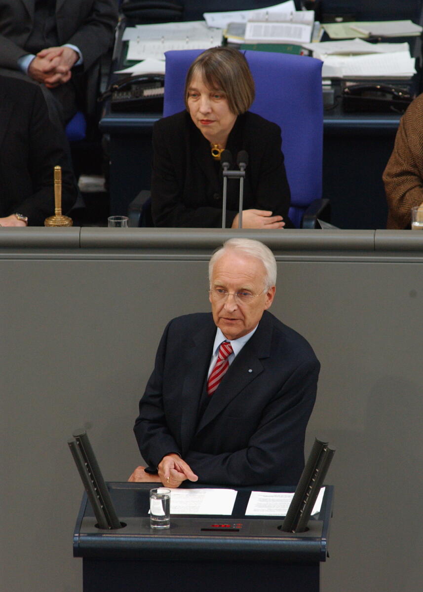 Rede, Dr. Edmund Stoiber, CSU, Ministerpräsident Bayern, Rede im Deutschen Bundestg, 32. Sitzung.; Vorsitz: Bundestagsvizepräsidentin Dr. Antje Vollmer, Bündnis90/Die Grünen.; Bundestagsabgeordneter, Abgeordneter, Rednerpult, Plenum Stoiber, Edmund; Vollmer, Antje Rede, Dr. Edmund Stoiber, CSU, Ministerpräsident Bayern, Rede im Deutschen Bundestg, 32. Sitzung.; Vorsitz: Bundestagsvizepräsidentin Dr. Antje Vollmer, Bündnis90/Die Grünen.; Bundestagsabgeordneter, Abgeordneter, Rednerpult, Plenum
