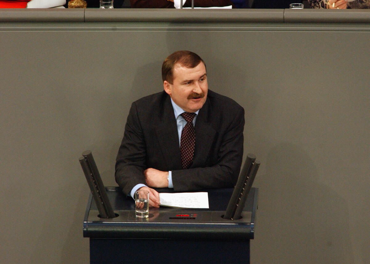 Max Straubinger, MdB, CDU/CSU, Rede im Deutschen Bundestag, 31. Sitzung, Thema: Ladenschlussgesetz, TOP 15.; Bundestagsabgeordneter, Abgeordneter, Rednerpult, Plenum Straubinger, Max Max Straubinger, MdB, CDU/CSU, Rede im Deutschen Bundestag, 31. Sitzung, Thema: Ladenschlussgesetz, TOP 15.; Bundestagsabgeordneter, Abgeordneter, Rednerpult, Plenum
