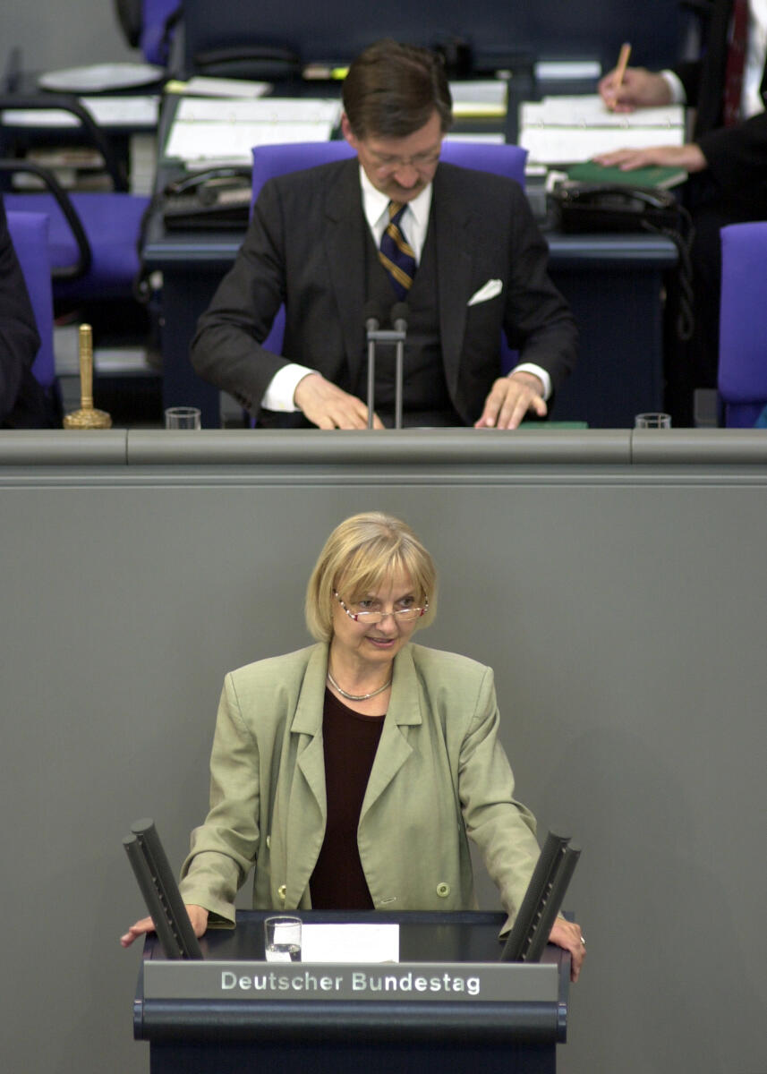 Rede, Dr. Marlies Volkmer, SPD, Dr. Hermann Otto Solms, FDP, Bundestagsvizepräsident, Aktuelle Stunde, Plenarsaal, Deutscher Bundestag Solms, Hermann Otto; Volkmer, Marlies Rede, Dr. Marlies Volkmer, SPD, Dr. Hermann Otto Solms, FDP, Bundestagsvizepräsident, Aktuelle Stunde, Plenarsaal, Deutscher Bundestag