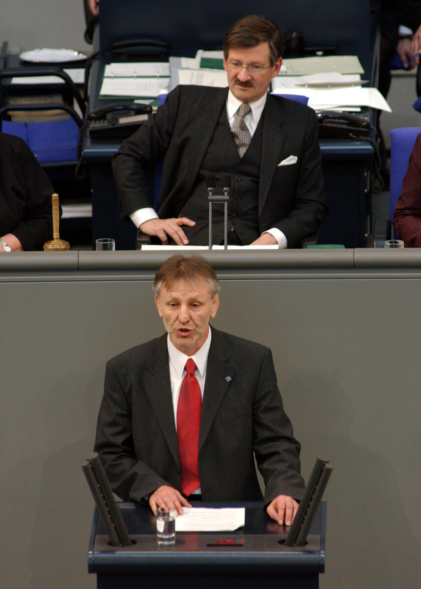 Jürgen Wieczorek, SPD, MdB, Rede im Deutschen Bundestag.; Vorsitz: Bundestagsvizepräsident Dr. Hermann Otto Solms, FDP.; Bundestagsabgeordneter, Abgeordneter, Rednerpult, Plenum, Vizepräsident Solms, Hermann Otto; Wieczorek, Jürgen Jürgen Wieczorek, SPD, MdB, Rede im Deutschen Bundestag.; Vorsitz: Bundestagsvizepräsident Dr. Hermann Otto Solms, FDP.; Bundestagsabgeordneter, Abgeordneter, Rednerpult, Plenum, Vizepräsident