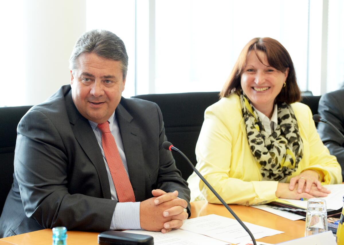 Der Bundesminister für Wirtschaft und Energie, Sigmar Gabriel, SPD, ist zu Gast beim Ausschuss des Deutschen Bundestages für Tourismus. Die Sitzung wird von der Vorsitzenden Heike Brehmer, CDU/CSU, geleitet. Brehmer, Heike; Gabriel, Sigmar Der Bundesminister für Wirtschaft und Energie, Sigmar Gabriel, SPD, ist zu Gast beim Ausschuss des Deutschen Bundestages für Tourismus. Die Sitzung wird von der Vorsitzenden Heike Brehmer, CDU/CSU, geleitet.