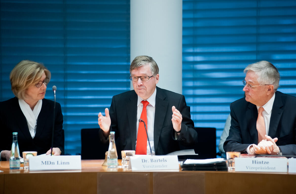 Bartels, Hans-Peter; Hintze, Peter Vizepräsident des Deutschen Bundestages Peter Hintze, CDU/CSU, MdB, (rechts), bei der; Konstituierung des Verteidigungsausschusses im Paul-Löbe-Haus mit dem Vorsitzenden Hans-Peter Bartels, SPD, MdB, (mitte), und MDn Susanne Linn (links).; Konstituierende Sitzung, Ausschuss, Verteidigung