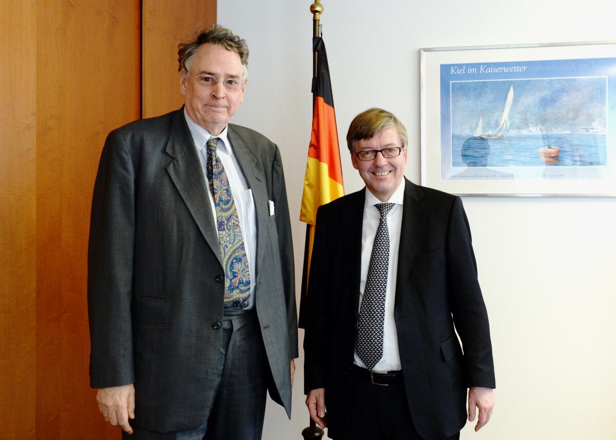 Hans-Peter Bartels, (re), SPD, Vorsitzender des Verteidigungsausschusses des Deutschen Bundestages, empfängt den Botschafter und Sondebeauftragten der Bundesregierung für Afghanistan, Michael Koch, (li), zu einem Gespräch.; Fahne. Bartels, Hans-Peter; Koch, Michael Hans-Peter Bartels, (re), SPD, Vorsitzender des Verteidigungsausschusses des Deutschen Bundestages, empfängt den Botschafter und Sondebeauftragten der Bundesregierung für Afghanistan, Michael Koch, (li), zu einem Gespräch.; Fahne.