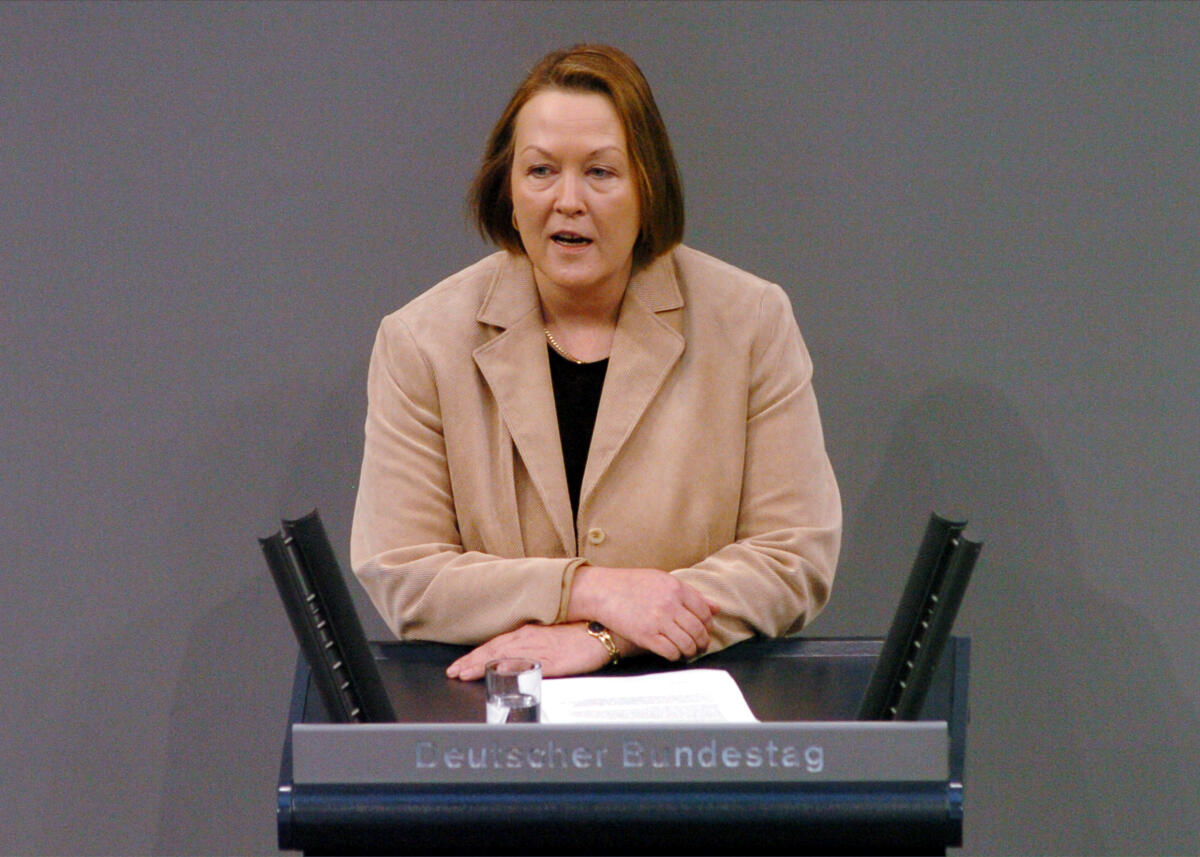 Silke Stokar von Neuforn, Bündnis 90/Die Grünen, Rede im Deutschen Bundestag, 89. Sitzung, TOP 18, Thema: Luftsicherheitsaufgaben Stokar von Neuforn, Silke Silke Stokar von Neuforn, Bündnis 90/Die Grünen, Rede im Deutschen Bundestag, 89. Sitzung, TOP 18, Thema: Luftsicherheitsaufgaben