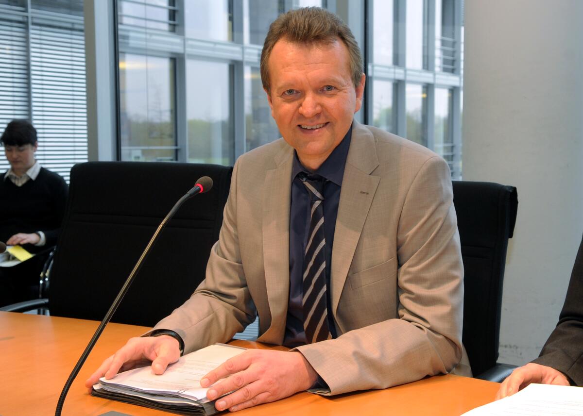Ernst Hinsken, CDU/CSU, übernimmt den Vorsitz des Ausschusses des Deutschen Bundestages für Wirtschaft und Technologie. Martin Dörmann, (hier im Bild), SPD, ist stellvertretender Ausschussvorsitzender. Dörmann, Martin Ernst Hinsken, CDU/CSU, übernimmt den Vorsitz des Ausschusses des Deutschen Bundestages für Wirtschaft und Technologie. Martin Dörmann, (hier im Bild), SPD, ist stellvertretender Ausschussvorsitzender.
