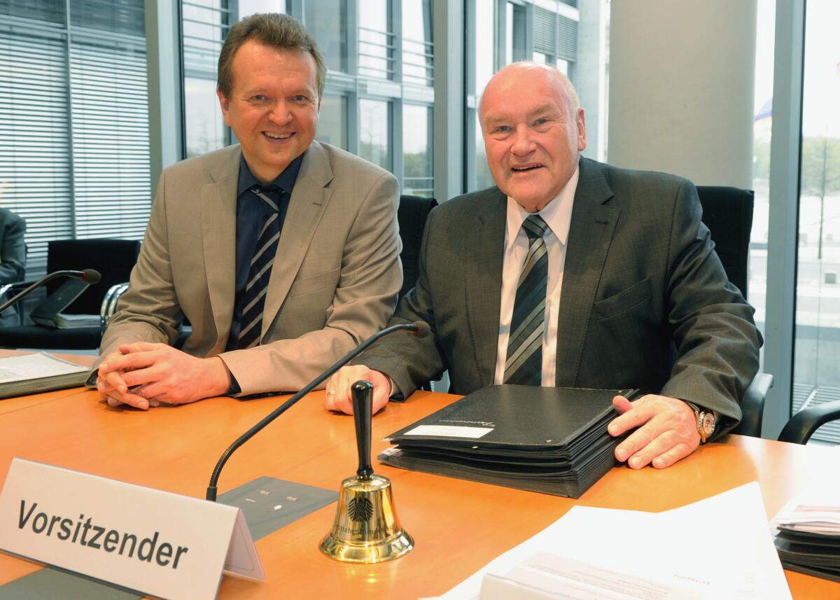 Ernst Hinsken, (re), CDU/CSU, übernimmt den Vorsitz des Ausschusses des Deutschen Bundestages für Wirtschaft und Technologie. Martin Dörmann, (li), SPD, ist stellvertretender Ausschussvorsitzender. Hinsken, Ernst; Dörmann, Martin Ernst Hinsken, (re), CDU/CSU, übernimmt den Vorsitz des Ausschusses des Deutschen Bundestages für Wirtschaft und Technologie. Martin Dörmann, (li), SPD, ist stellvertretender Ausschussvorsitzender.