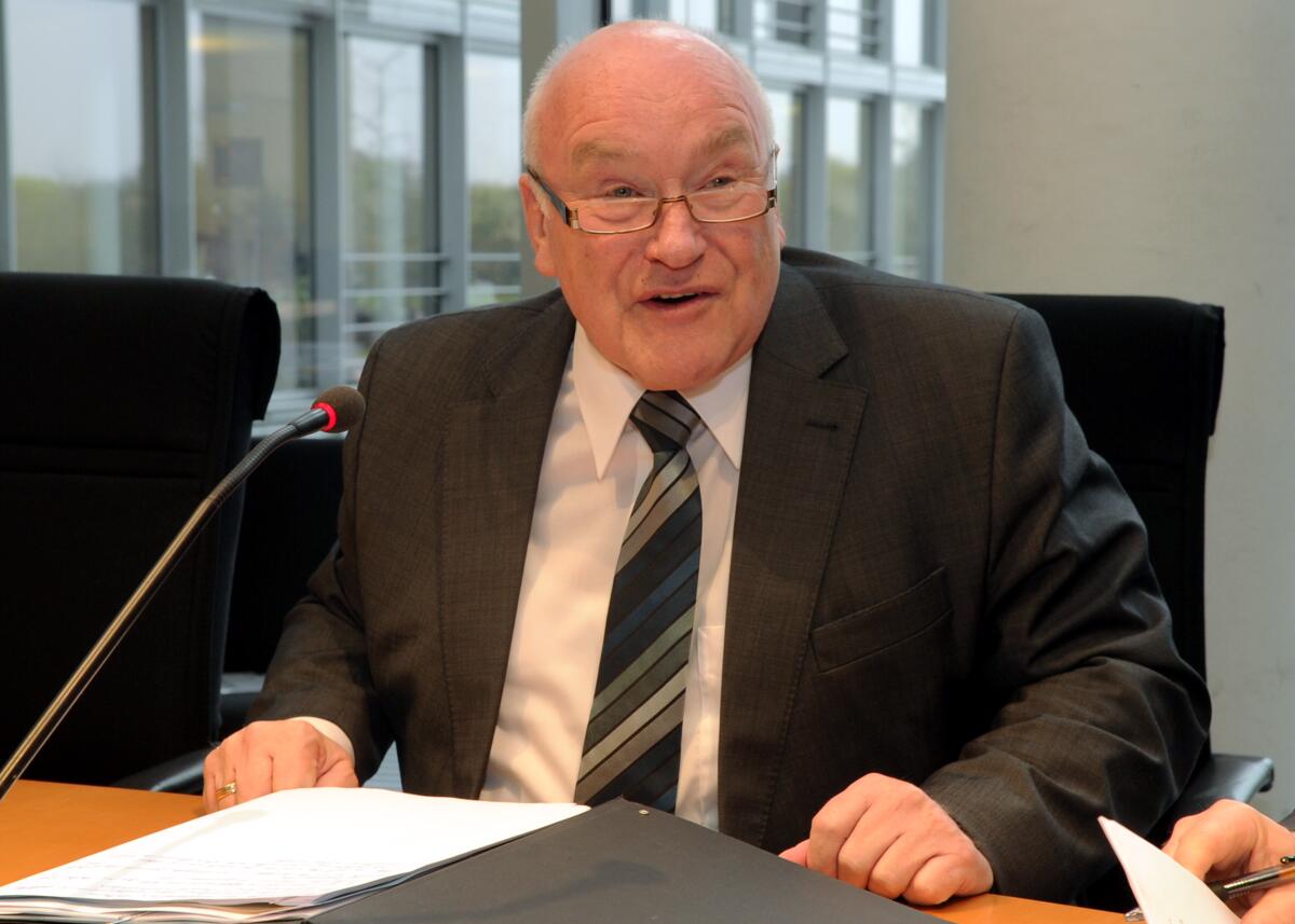 Ernst Hinsken, (hier im Bild), CDU/CSU, übernimmt den Vorsitz des Ausschusses des Deutschen Bundestages für Wirtschaft und Technologie. Martin Dörmann, SPD, ist stellvertretender Ausschussvorsitzender. Hinsken, Ernst Ernst Hinsken, (hier im Bild), CDU/CSU, übernimmt den Vorsitz des Ausschusses des Deutschen Bundestages für Wirtschaft und Technologie. Martin Dörmann, SPD, ist stellvertretender Ausschussvorsitzender.