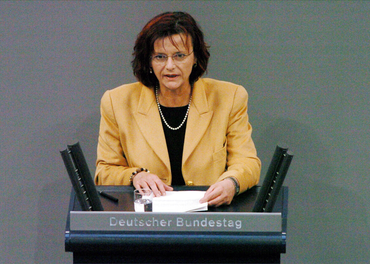 Ober, Erika Dr. Erika Ober, MdB, SPD, Rede im Deutschen Bundestag, 91. Sitzung, TOP 5, Thema: Entwicklungspolitik.; Bundestagsabgeordnete, Abgeordnete, Rednerpult, Plenum