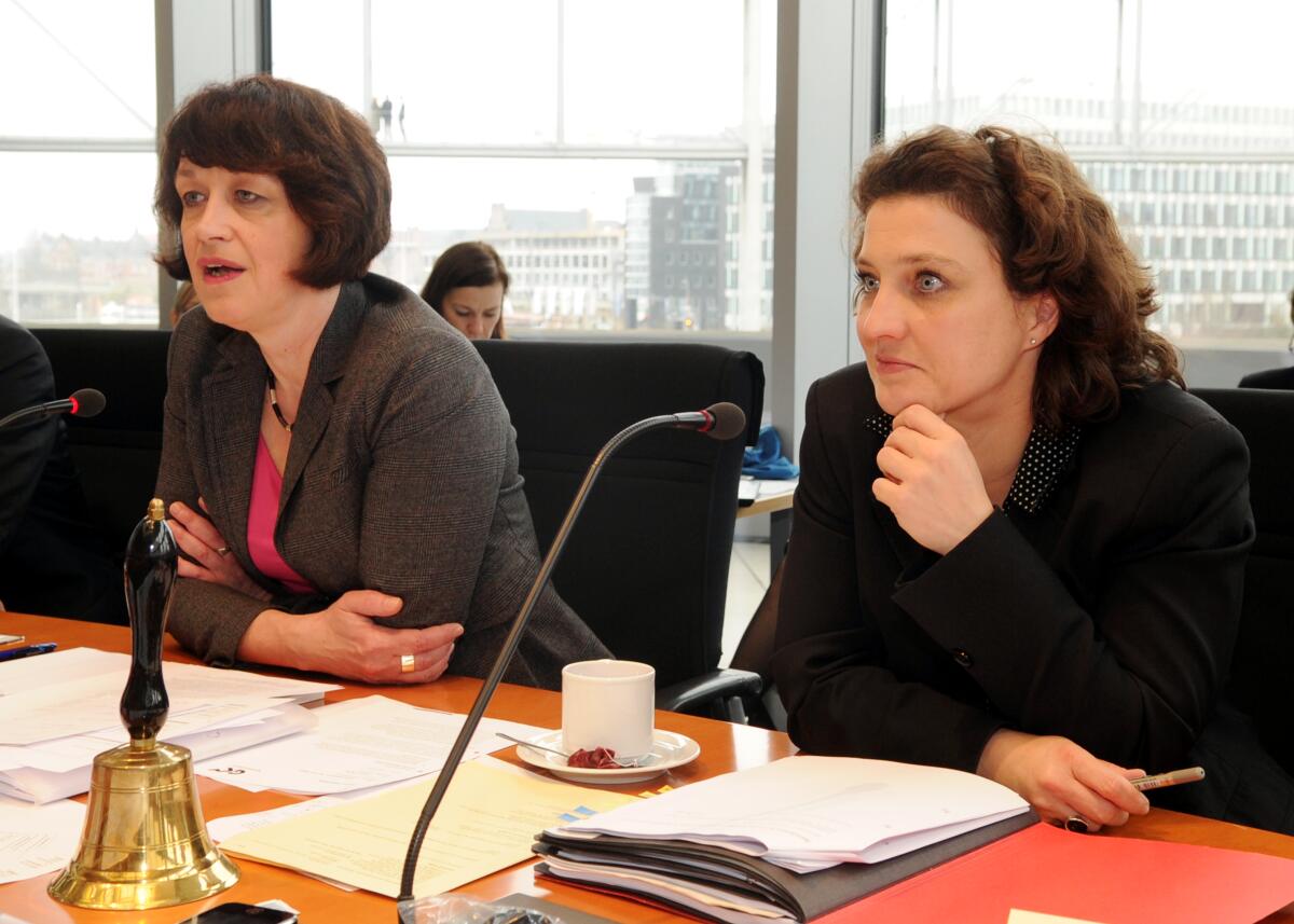 Dr. Carola Reimann, (re), SPD, Vorsitzende des Ausschusses des Deutschen Bundestages für Gesundheit leitet die Ausschusssitzung. Gast im Ausschuss ist Dr. Doris Pfeiffer, (li), vom GKV-Spitzenverband. Reimann, Carola; Pfeiffer, Doris Dr. Carola Reimann, (re), SPD, Vorsitzende des Ausschusses des Deutschen Bundestages für Gesundheit leitet die Ausschusssitzung. Gast im Ausschuss ist Dr. Doris Pfeiffer, (li), vom GKV-Spitzenverband.