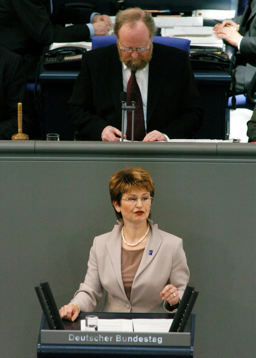 Gerlinde Kaupa, CDU/CSU, MdB, Rede im Deutschen Bundestag.; Vorsitz: Bundestagspräsident Wolfgang Thierse, SPD.; Bundestagsabgeordnete, Abgeordnete, Rednerpult, Plenum, Präsident Kaupa, Gerlinde; Thierse, Wolfgang Gerlinde Kaupa, CDU/CSU, MdB, Rede im Deutschen Bundestag.; Vorsitz: Bundestagspräsident Wolfgang Thierse, SPD.; Bundestagsabgeordnete, Abgeordnete, Rednerpult, Plenum, Präsident