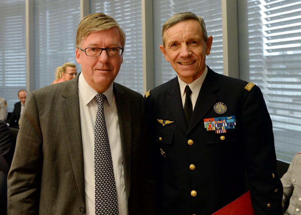 Bartels, Hans-Peter; Paloméros, Jean-Paul Hans-Peter Bartels, (li), SPD, Vorsitzender des Verteidgungsausschusses des Deutschen Bundestages, begrüßt Nato-General des Supreme Allied, Commander Jean-Paul Paloméros, (re), der an der Ausschusssitzung teil nimmt.