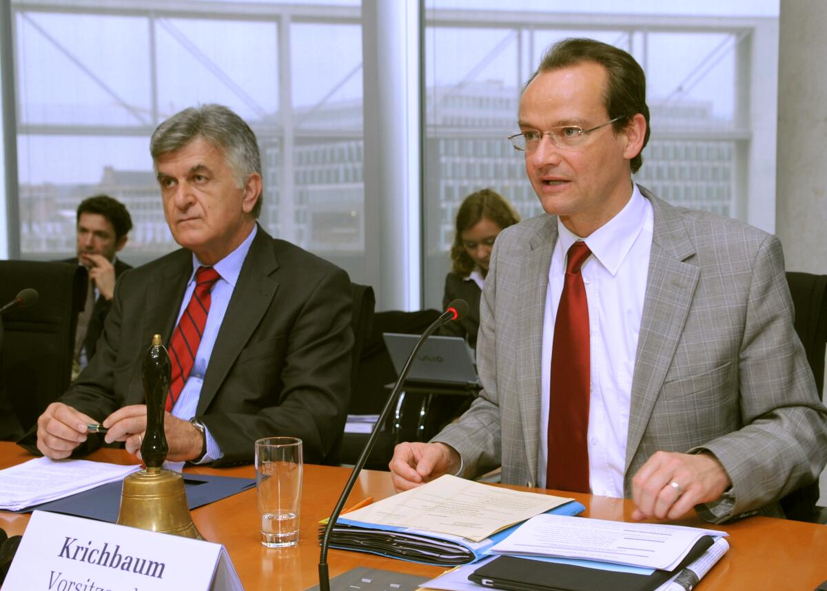 Gunther Krichbaum, (re), CDU/CSU, Vorsitzender des Ausschusses des Deutschen Bundestages für die Angelegenheiten der Europäischen Union, empfängt den Präsidenten des Parlaments der Hellenischen Republik, Phlippos Petsalnikos, (li), in der Ausschusssitzung.; Griechenland, Sitzung. Petsalnikos, Philippos; Krichbaum, Gunther Gunther Krichbaum, (re), CDU/CSU, Vorsitzender des Ausschusses des Deutschen Bundestages für die Angelegenheiten der Europäischen Union, empfängt den Präsidenten des Parlaments der Hellenischen Republik, Phlippos Petsalnikos, (li), in der Ausschusssitzung.; Griechenland, Sitzung.