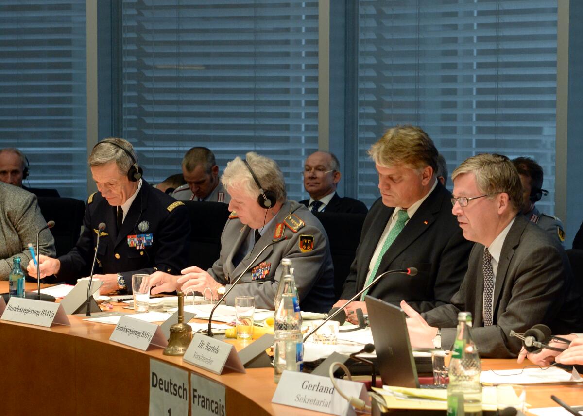 Bartels, Hans-Peter; Paloméros, Jean-Paul Hans-Peter Bartels, (re), SPD, Vorsitzender des Verteidgungsausschusses des Deutschen Bundestages, begrüßt Nato-General des Supreme Allied, Commander Jean-Paul Paloméros, (li), der an der Ausschusssitzung teil nimmt.