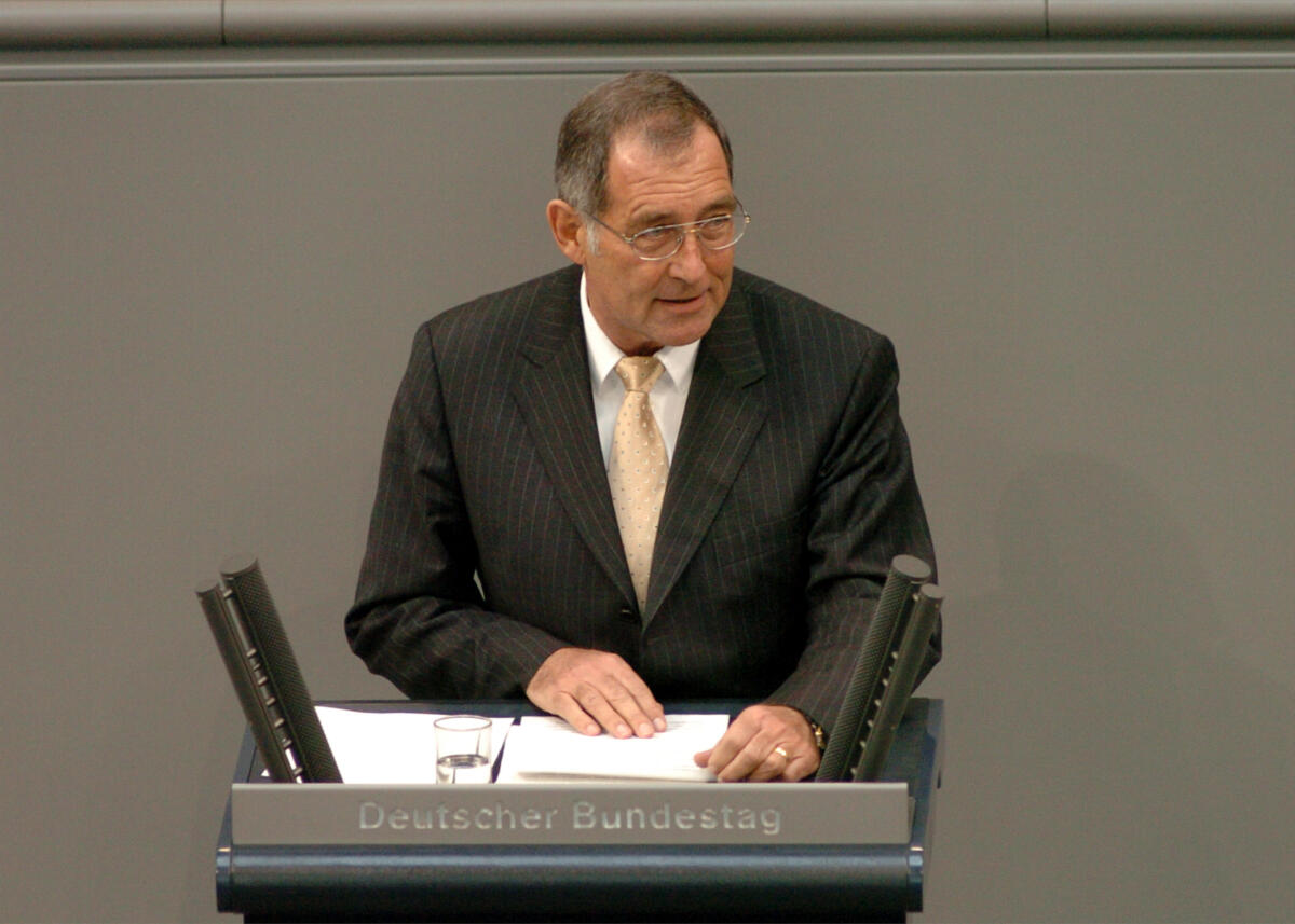 Beck, Ernst-Reinhard Ernst-Reinhard Beck, CDU/CSU, MdB, Rede im Deutschen Bundestag, 97. Sitzung.; Bundestagsabgeordneter, Abgeordneter, Rednerpult, Plenum