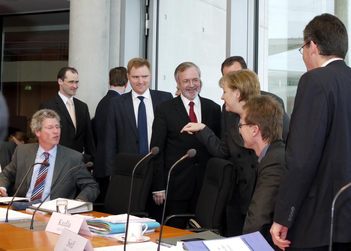 Gunther Krichbaum, CDU/CSU, Vorsitzender des Ausschusses des Deutschen Bundestages für die Angelegenheiten der Europäischen Union, empfängt Bundeskanzlerin Dr. Angela Merkel, (3.v.re), CDU/CSU, in der Ausschusssitzung. Hier im Gespräch mit Mitgliedern des Ausschusses. Merkel, Angela Gunther Krichbaum, CDU/CSU, Vorsitzender des Ausschusses des Deutschen Bundestages für die Angelegenheiten der Europäischen Union, empfängt Bundeskanzlerin Dr. Angela Merkel, (3.v.re), CDU/CSU, in der Ausschusssitzung. Hier im Gespräch mit Mitgliedern des Ausschusses.