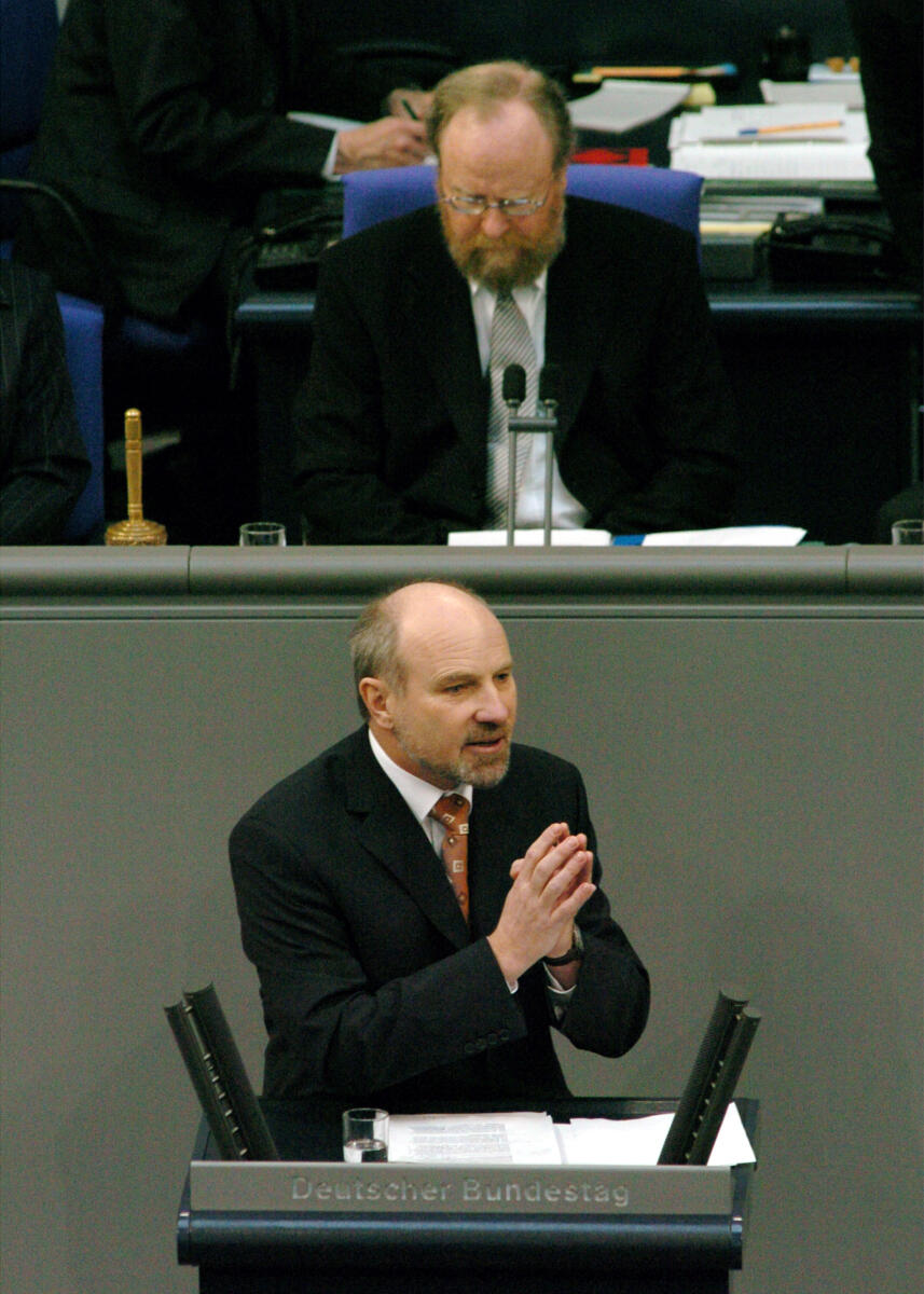 Arnold, Rainer Rainer Arnold, MdB, SPD, Rede im Deutschen Bundestag, 97. Sitzung.; Vorsitz: Bundestagspräsident Wolfgang Thierse, SPD.; Bundestagsabgeordneter, Abgeordneter, Rednerplt, Plenum, Präsident