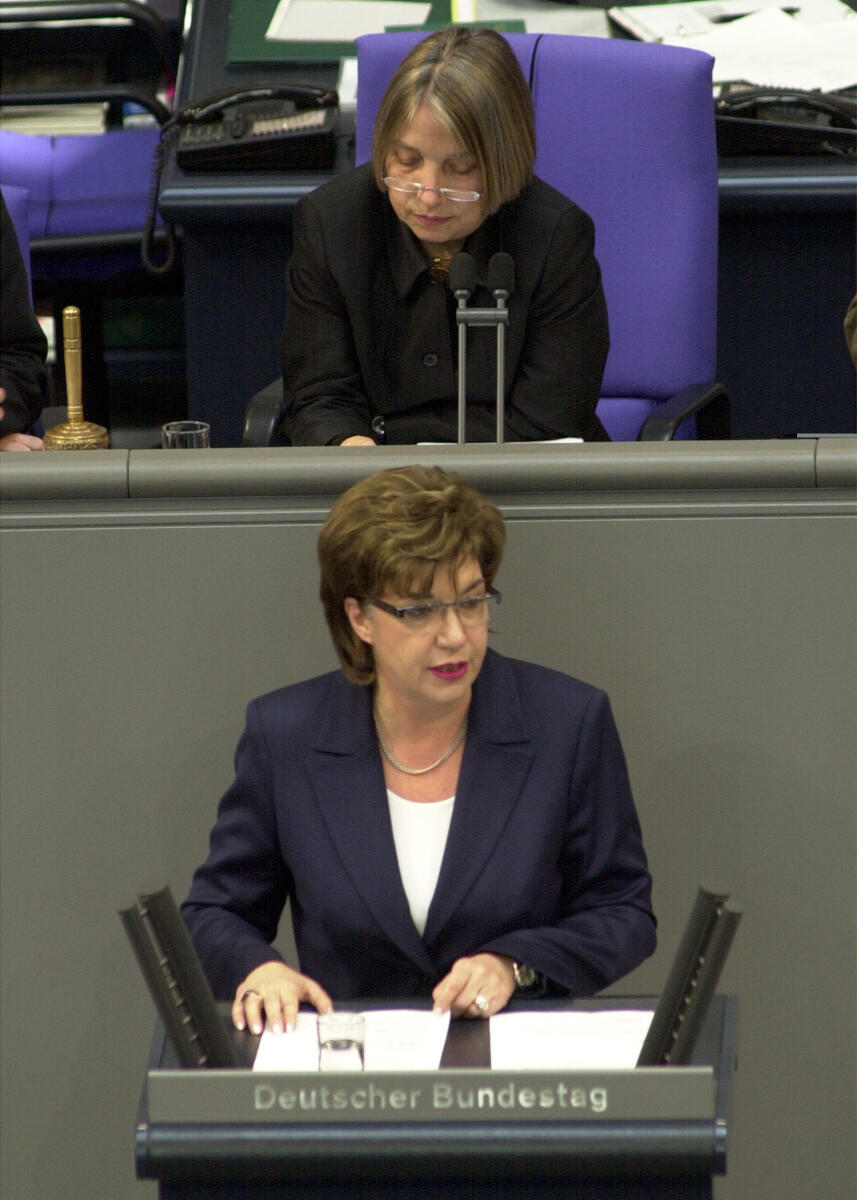 Strothmann, Lena; Vollmer, Antje Lena Strothmann, MdB, CDU/CSU, Rede im Deutschen Bundestag, 98. Sitzung.; Vorsitz: Bundestagsvizepräsidentin Dr. Antje Vollmer, Bündnis 90/Die Grünen.; Bundestagsabgeordnete, Abgeordnete, Rednerpult, Plenum, Vizepräsidentin