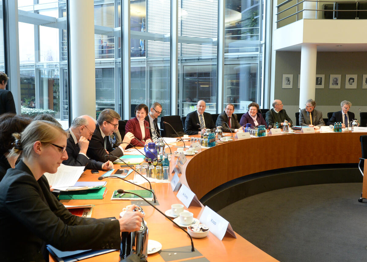 Ingrid Arndt-Brauer, (8.v.re), SPD, Vorsitzende des Finanzausschusses des Deutschen Bundestages, empfängt den Generaldirektor des französischen Trésors (Schatzamt), Bruno Bézard, (9.v.re), der zusammen mit weiteren Delegationsmitgliedern an der Ausschusssitzung teil nimmt.; Übersicht. Arndt-Brauer, Ingrid; Bézard, Bruno Ingrid Arndt-Brauer, (8.v.re), SPD, Vorsitzende des Finanzausschusses des Deutschen Bundestages, empfängt den Generaldirektor des französischen Trésors (Schatzamt), Bruno Bézard, (9.v.re), der zusammen mit weiteren Delegationsmitgliedern an der Ausschusssitzung teil nimmt.; Übersicht.