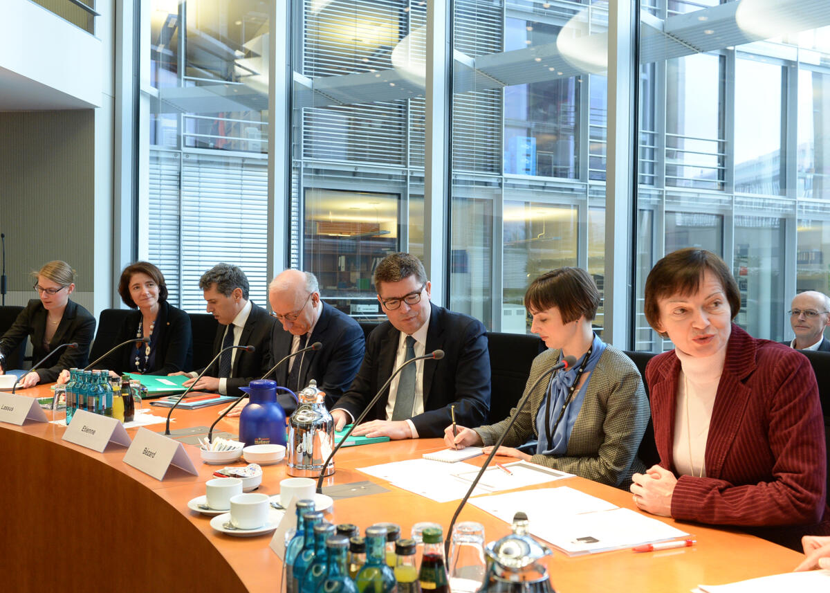 Arndt-Brauer, Ingrid; Bézard, Bruno Ingrid Arndt-Brauer, (re), SPD, Vorsitzende des Finanzausschusses des Deutschen Bundestages, empfängt den Generaldirektor des französischen Trésors (Schatzamt), Bruno Bézard, (3.v.re), der zusammen mit weiteren Delegationsmitgliedern an der Ausschusssitzung teil nimmt.; Übersicht.