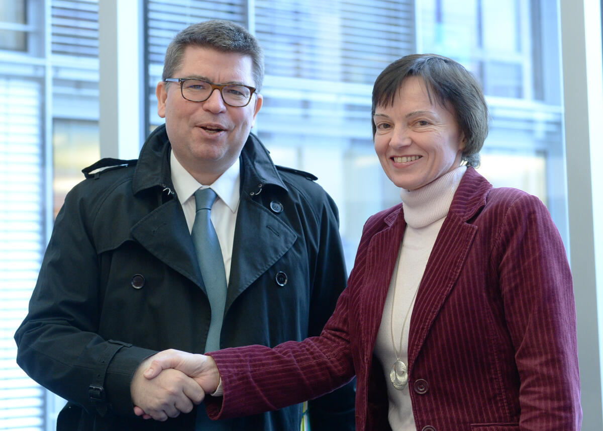 Arndt-Brauer, Ingrid; Bézard, Bruno Ingrid Arndt-Brauer, SPD, Vorsitzende des Finanzausschusses des Deutschen Bundestages, empfängt den Generaldirektor des französischen Trésors (Schatzamt), Bruno Bézard, der zusammen mit weiteren Delegationsmitgliedern an der Ausschusssitzung teil nimmt.; Geste, Gestik.
