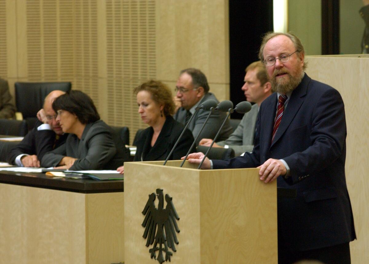 Bundestagspräsident Wolfgang Thierse, SPD, MdB, hält seine Rede im Bundesrat.; Bundestagsabgeordneter, Abgeordneter, Rednerpult, Plenarsaal Thierse, Wolfgang Bundestagspräsident Wolfgang Thierse, SPD, MdB, hält seine Rede im Bundesrat.; Bundestagsabgeordneter, Abgeordneter, Rednerpult, Plenarsaal