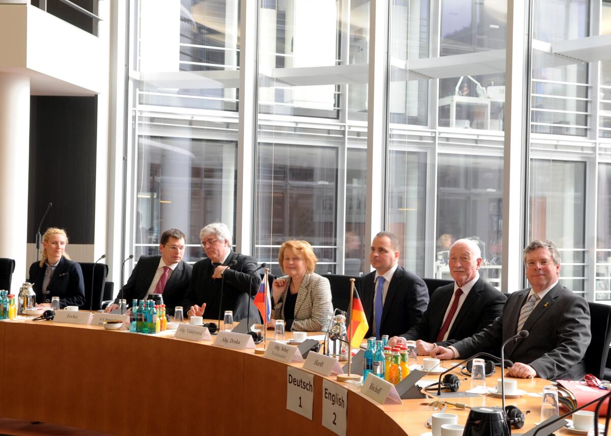 Jürgen Hardt, (re), CDU/CSU, Mitglied des Verteidigungsausschusses des Deutschen Bundestages, empfängt den Vorsitzenden des Auswärtigen Ausschusses des Nationalrates der Slowakischen Republik, Frantisek Sebej, (2.v.re), und Delegation, zu einem Gespräch. Hardt, Jürgen; Sebej, Frantisek Jürgen Hardt, (re), CDU/CSU, Mitglied des Verteidigungsausschusses des Deutschen Bundestages, empfängt den Vorsitzenden des Auswärtigen Ausschusses des Nationalrates der Slowakischen Republik, Frantisek Sebej, (2.v.re), und Delegation, zu einem Gespräch.