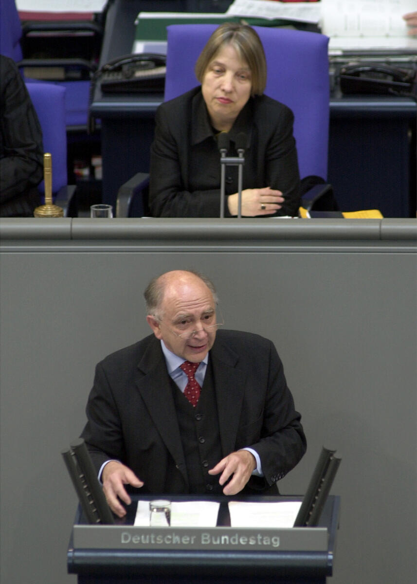 Peter Götz, MdB, CDU/CSU, Rede im Deutschen Bundestag, 106. Sitzung.; Vorsitz: Bundestagsvizepräsidentin Dr. Antje Vollmer, Bündnis 90/Die Grünen.; Bundestagsabgeordneter, Abgeordneter, Rednerpult, Plenum, Vizepräsidentin Götz, Peter; Vollmer, Antje Peter Götz, MdB, CDU/CSU, Rede im Deutschen Bundestag, 106. Sitzung.; Vorsitz: Bundestagsvizepräsidentin Dr. Antje Vollmer, Bündnis 90/Die Grünen.; Bundestagsabgeordneter, Abgeordneter, Rednerpult, Plenum, Vizepräsidentin