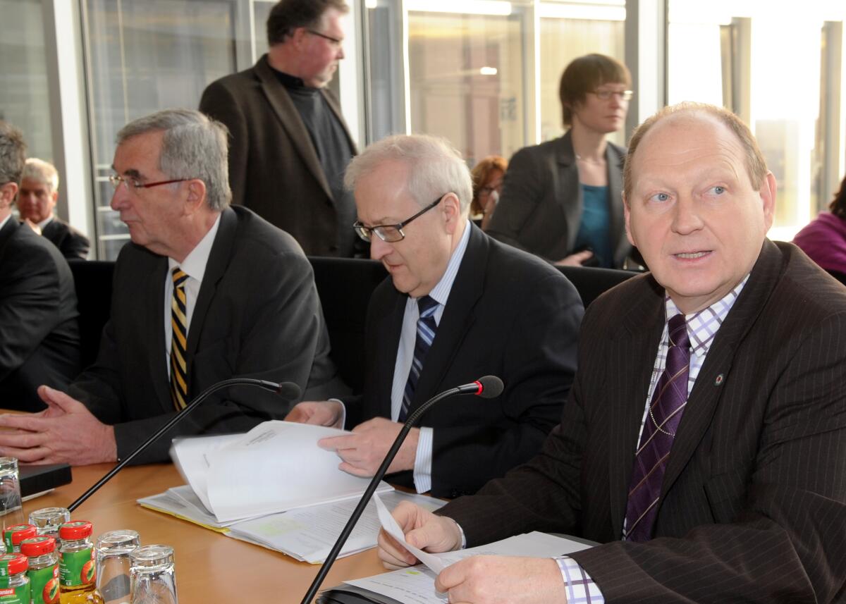 Klaus Brähmig, (re), CDU/CSU, Vorsitzender des Tourismusausschusses, empfängt den Bundesminister für Wirtschaft und Technologie, Rainer Brüderle, (mitte), FDP, Tourismuspolitik der Bundesregierung im Ausschuss des Deutschen Bundestages für Tourismus. Rechts der Parlamentarische Staatssekretär Ernst Burgbacher, FDP. Brähmig, Klaus; Brüderle, Rainer; Burgbacher, Ernst Klaus Brähmig, (re), CDU/CSU, Vorsitzender des Tourismusausschusses, empfängt den Bundesminister für Wirtschaft und Technologie, Rainer Brüderle, (mitte), FDP, Tourismuspolitik der Bundesregierung im Ausschuss des Deutschen Bundestages für Tourismus. Rechts der Parlamentarische Staatssekretär Ernst Burgbacher, FDP.